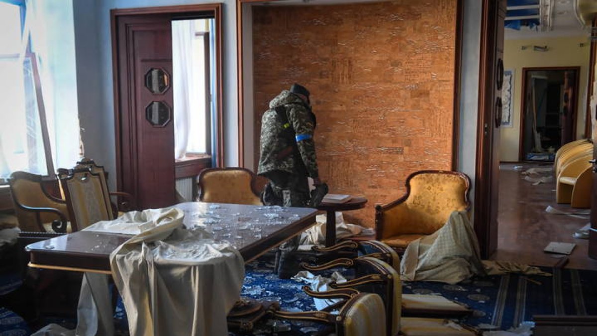 Una persona camina por el interior de un edificio destruido en Kharkiv, Ukrania. ANDRZEJ LANGE