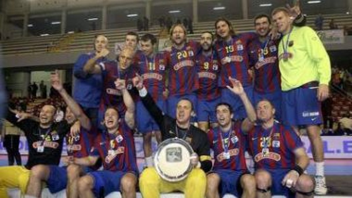 Los jugadores del Barcelona Borges celebran la conquista de la Copa Asobal ante el Ciudad Real .