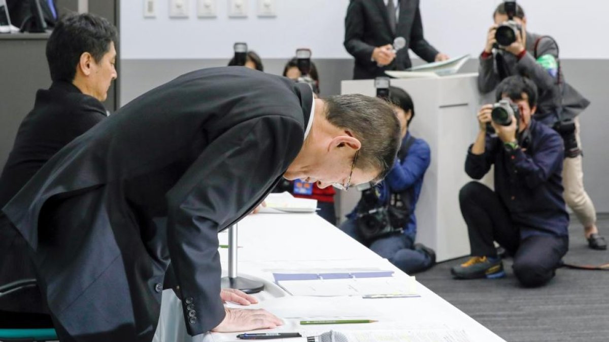El presidente fabricante automovilístico nipón Subaru, Yasuyuki Yoshinaga, hace una reverencia tras ofrecer una rueda de prensa sobre las conclusiones de su investigación sobre el falseo de inspecciones de seguridad en sus vehículos.