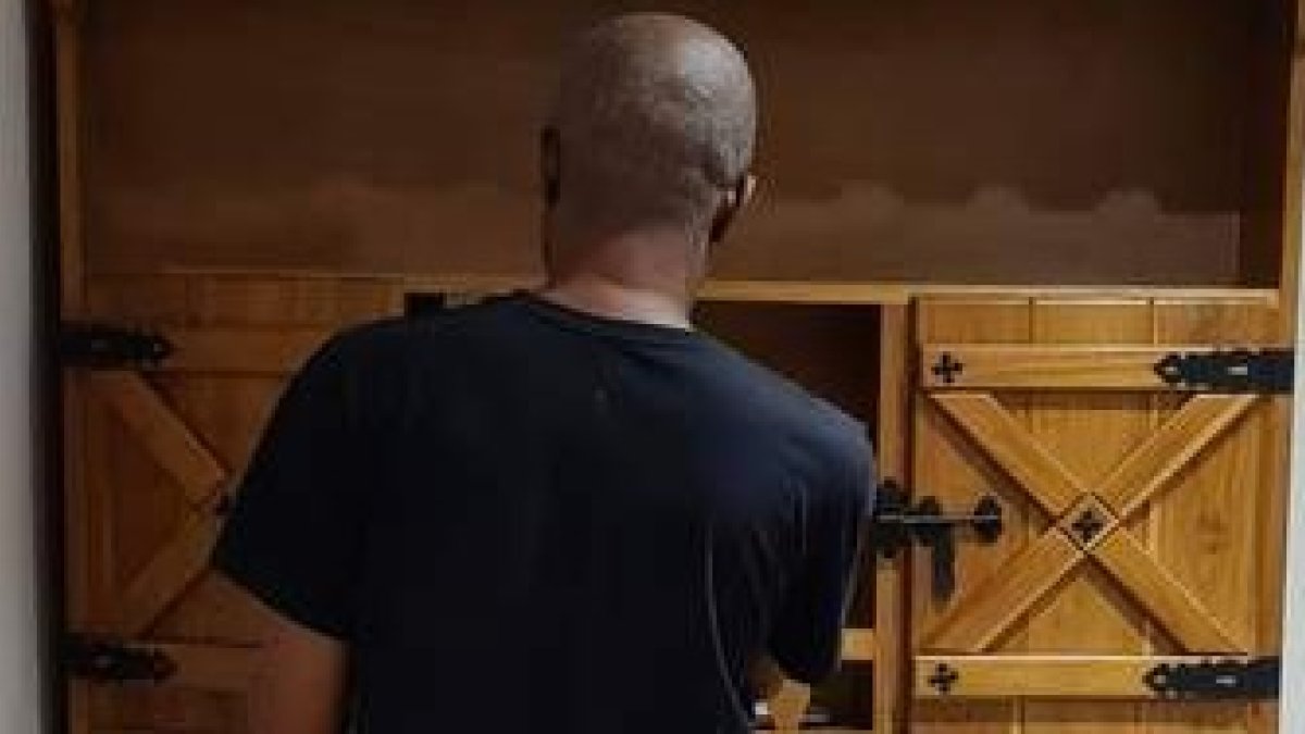 Uno de los hombres que vive en el piso. DL