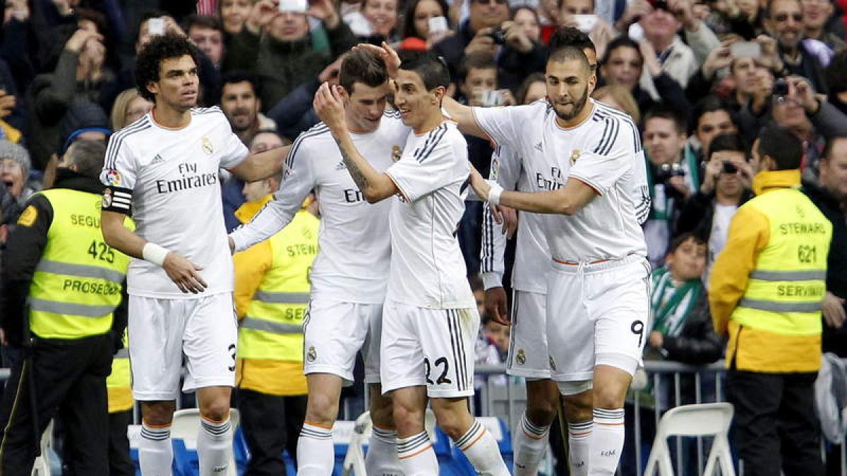 Gareth Bale celebra con sus compañeros el gol que le hizo al Elche en el Bernabéu.