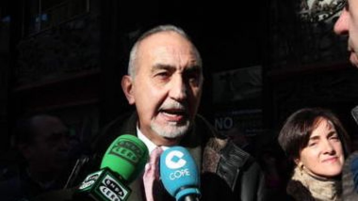 De Francisco, acompañado por Covandonga Soto.