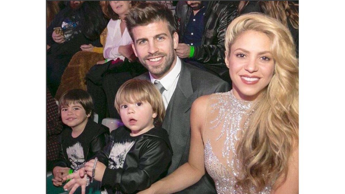 Gerard Piqué y Shakira con sus hijos, Milan (izquierda) y Sasha (derecha), en una foto de diciembre del 2016.