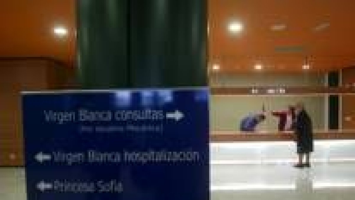 Nueva entrada al complejo hospitalario de León, que fue inaugurada por el consejero en febrero