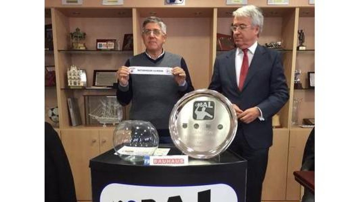 Tano Franco, presidente del Ademar, durante el sorteo