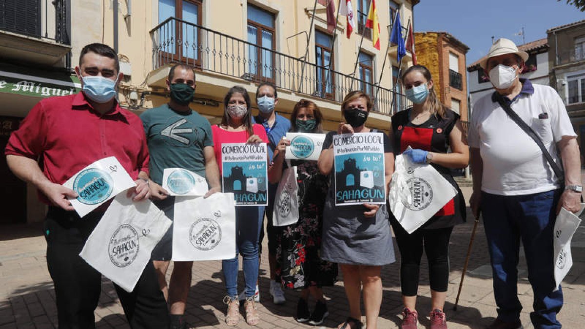 César Lazo, Carlos González, Paula Conde, Alejandro García, Julia Díez, Marisa Marcos, Alba Peña y Sixto Pérez. JESÚS F. SALVADORES