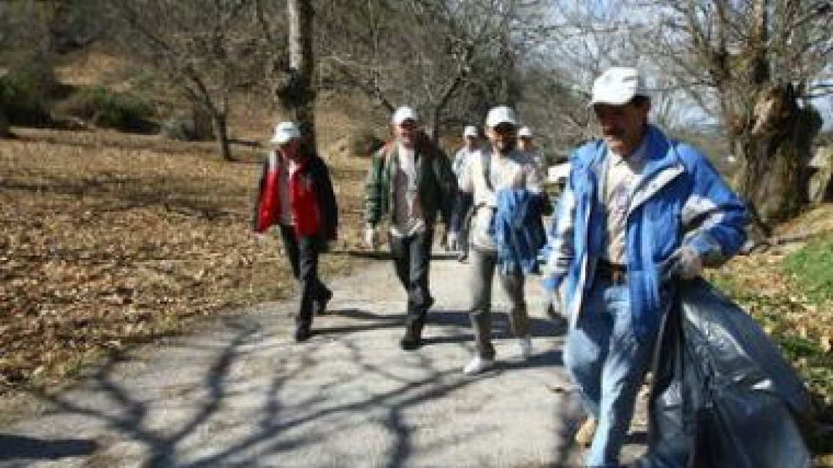 Los internos trabajaron en equipo para recoger lo antes posible toda la basura acumulada.