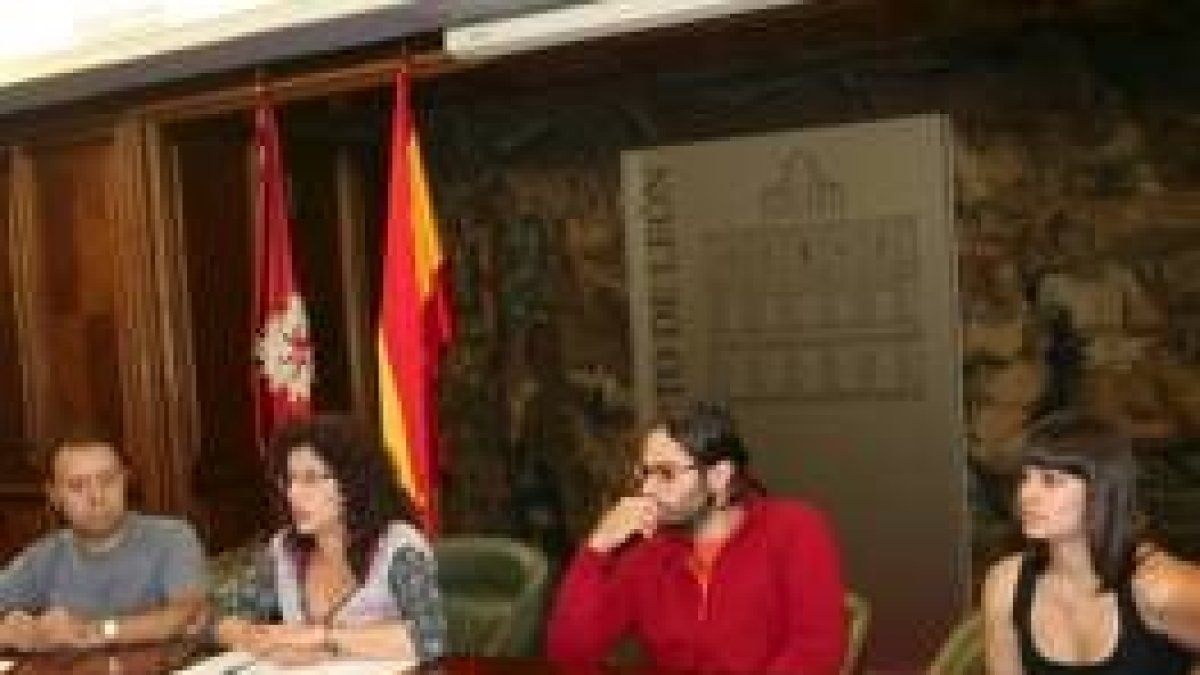 La concejala Teresa Gutiérrez junto a integrantes de la Fundación