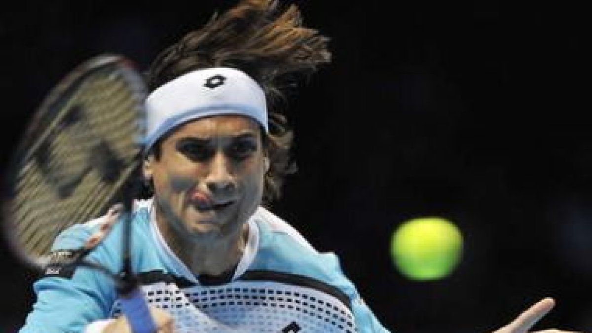 El tenista español David Ferrer devuelve una bola al suizo Roger Federer.