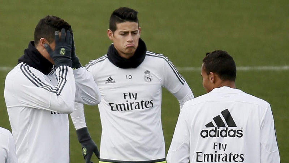James, en el centro, pudo entrenar con sus compañeros.