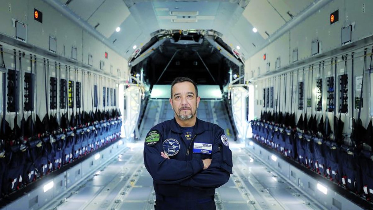 El berciano José Madero posa en el interior del A400M, un avión de gran capacidad que, además de maquinaria y material de mucho tonelaje, puede transportar hasta 116 paracaidistas.