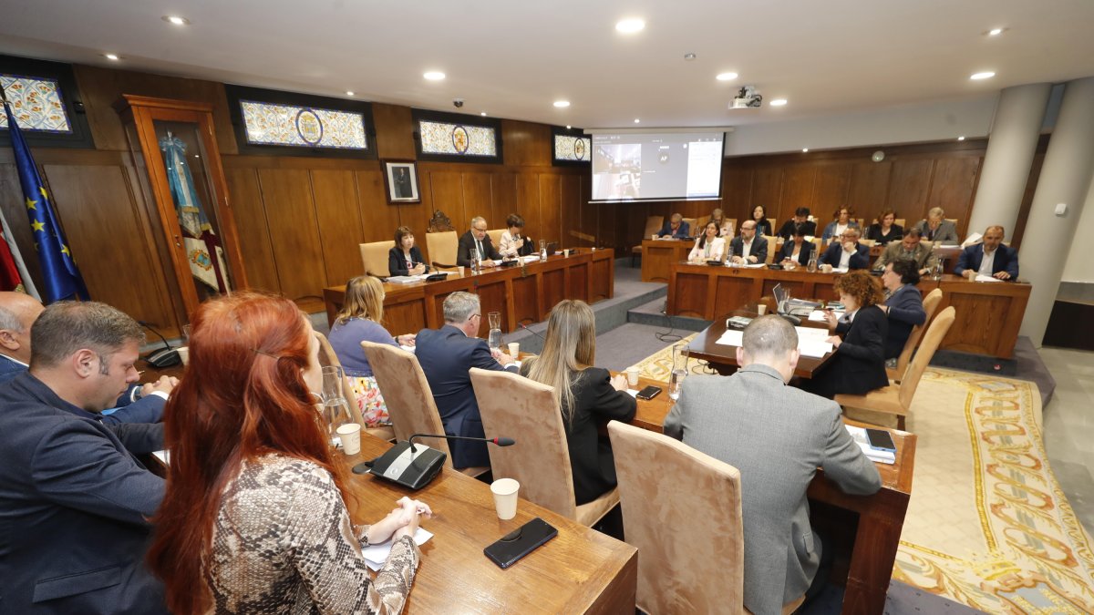 Un momento del pleno de Ponferrada con la corporación municipal en debate. L. DE LA MATA