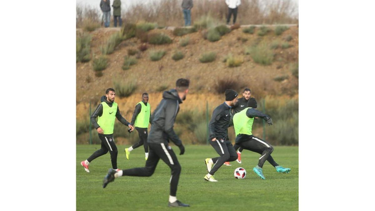 El equipo entrena hoy por última vez antes del partido. L. DE LA MATA