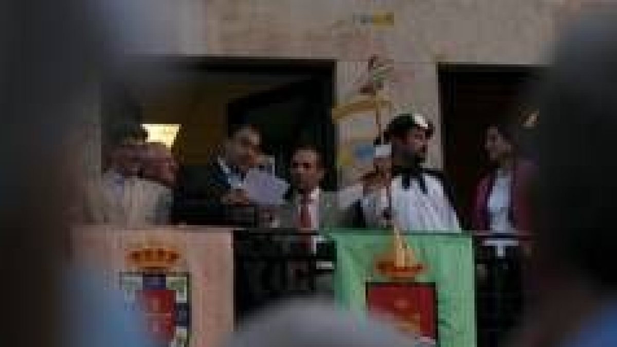 Cientos de personas llenaron la plaza Mayor de la villa del Boeza