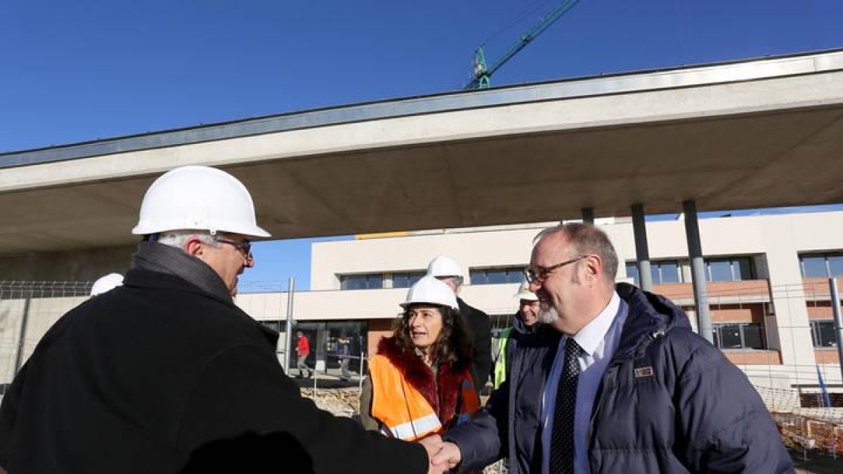 El consejero de Educación de la Junta, Fernando Rey, visita las obras de construcción del instituto de Enseñanza Secundaria de Arroyo de la Encomienda