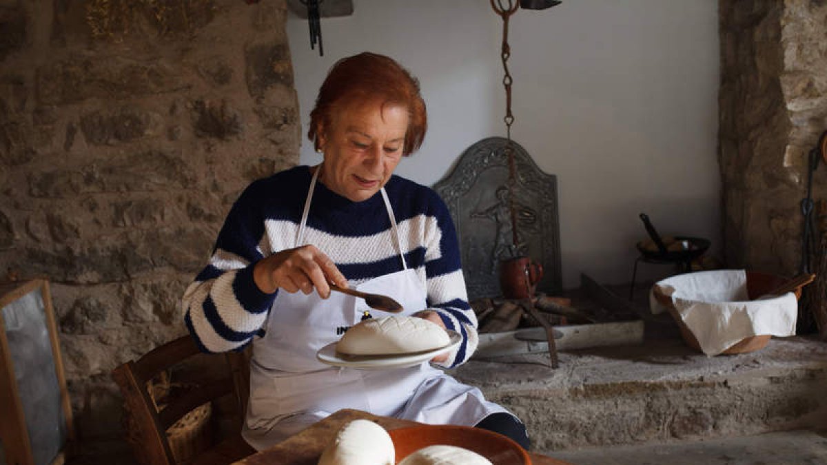 Así se fabrica artesanalmente la mantequilla en el valle de Tera en Soria.