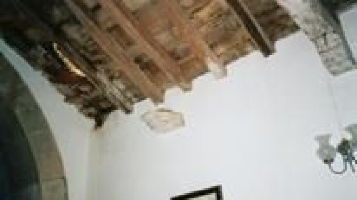 Estado del tejado de la ermita después de caer y antes de que fuera reparado de forma provisional