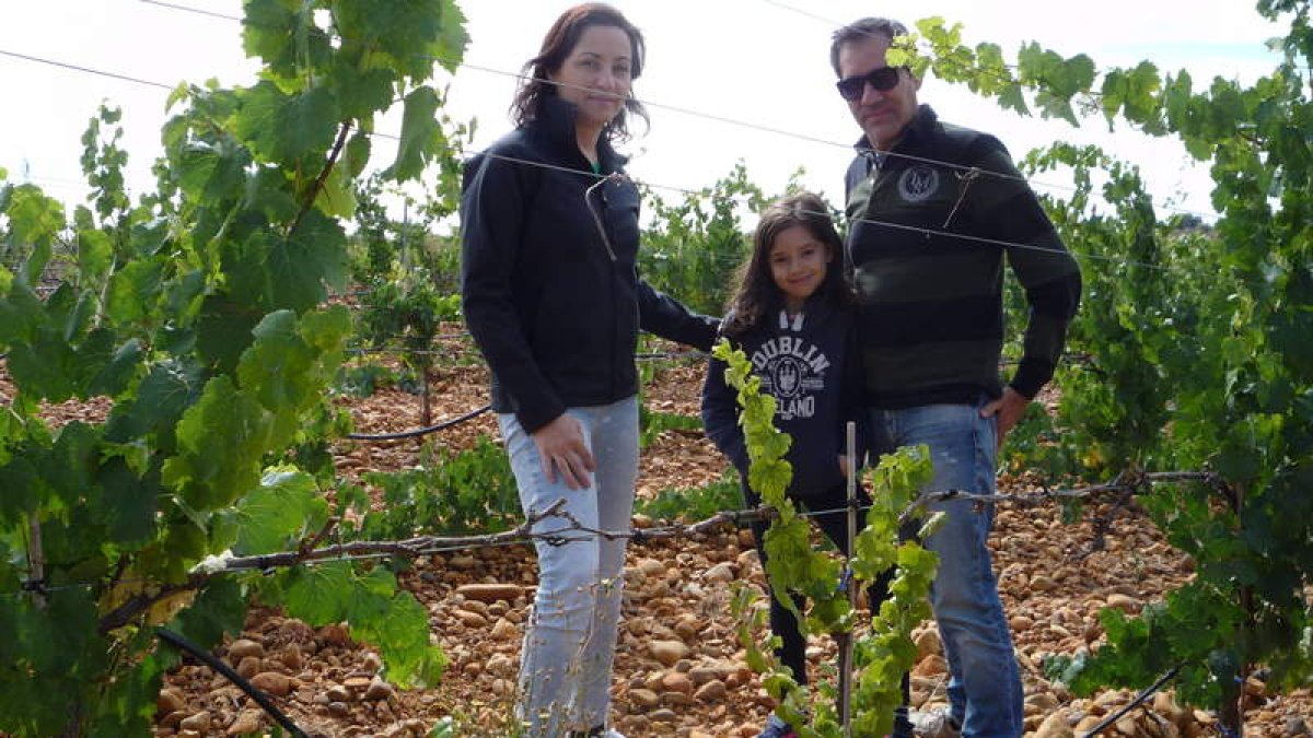 Paula González y José Manuel Rodríguez, en el viñedo de Méizara, con su hija, para resaltar el carácter familiar de la bodega. B. FERNÁNDEZ