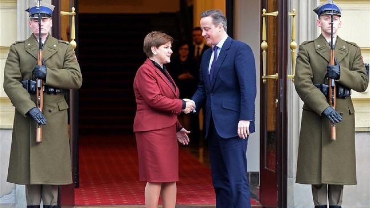 Cameron, con la primera ministra de Polonia, Beata Szydlo, este viernes, en Varsovia.