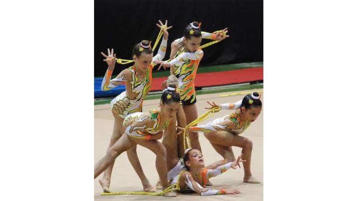 El equipo infantil, durante un ejercicio del campeonato