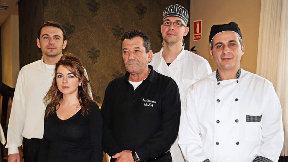 Víctor Paniagua y su equipo en el Restaurante Luna, en la carretera de Caboalles.