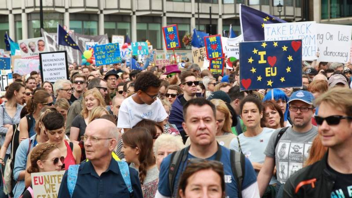 Los manifestantes recorren las calles de Londres para clamar contra la salida de la UE. SEAN DEMPSEY