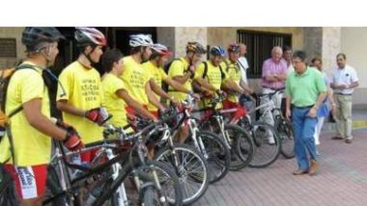 Los ciclistas del BTT Bembibre fueron recibidos ayer por el alcalde, el regidor de Torre -”al fondo-