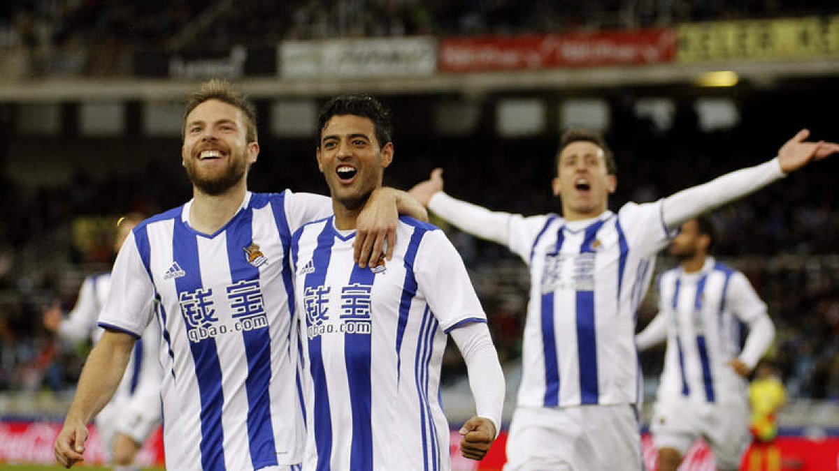 El delantero mexicano de la Real, Carlos Vela, celebra con sus compañeros su gol. GORKA ESTRADA