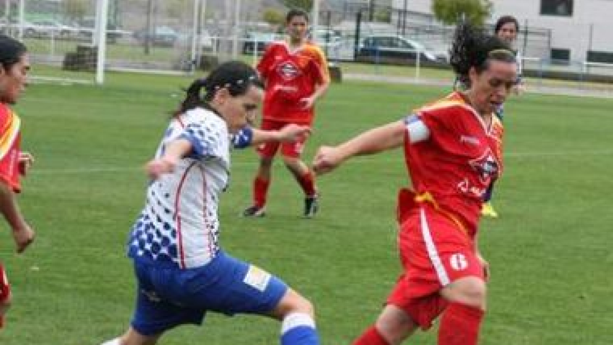 Pana, a la derecha, se hace con el control del balón.