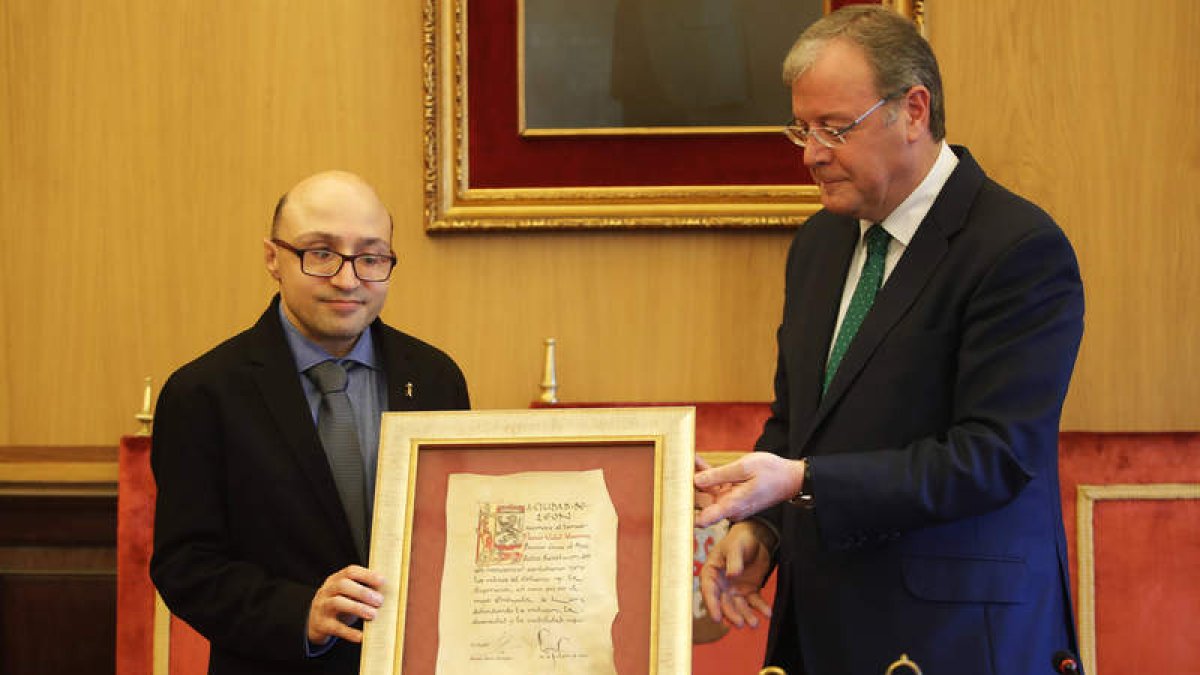 El alcalde, Antonio Silván, entrega el pergamino conmemorativo a Jesús Vidal, al que llamó «gran embajador de León». RAMIRO