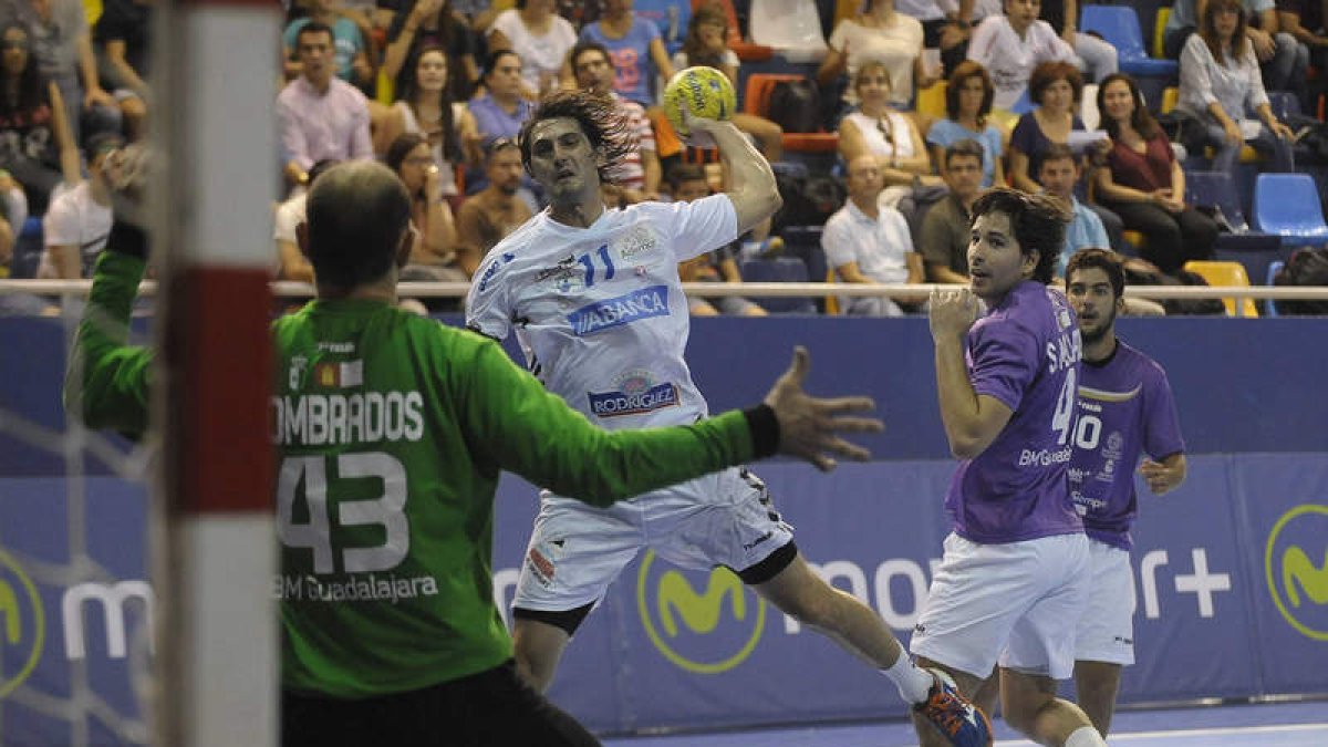 El lateral argentino, Fede Vieyra, arma el brazo para lanzar a la meta defendida por JJ Hombrados que ayer fue el gigante del partido.