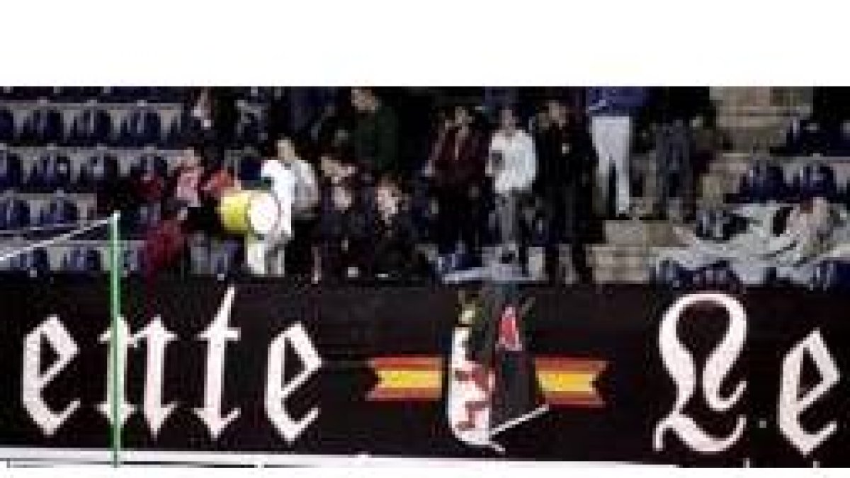 El Frente Leonés volvió a ocupar los asientos del fondo sur del Amilivia en el partido del domingo