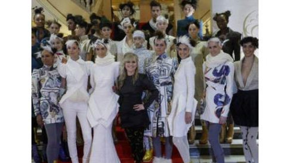 La diseñadora leonesa María Lafuente, ayer, junto a sus modelos.