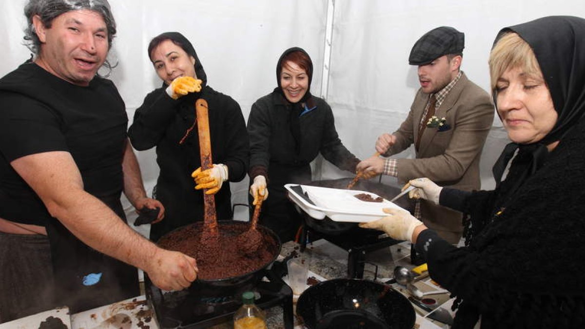 Vecinos de Montejos preparan el menú que compartió el pueblo para celebrar el sanmartino.