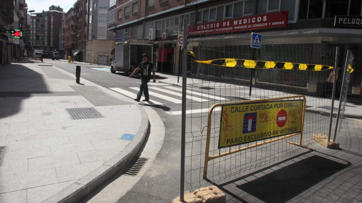 Estado que presentaba ayer la avenida, todavía cerrada al tráfico rodado.