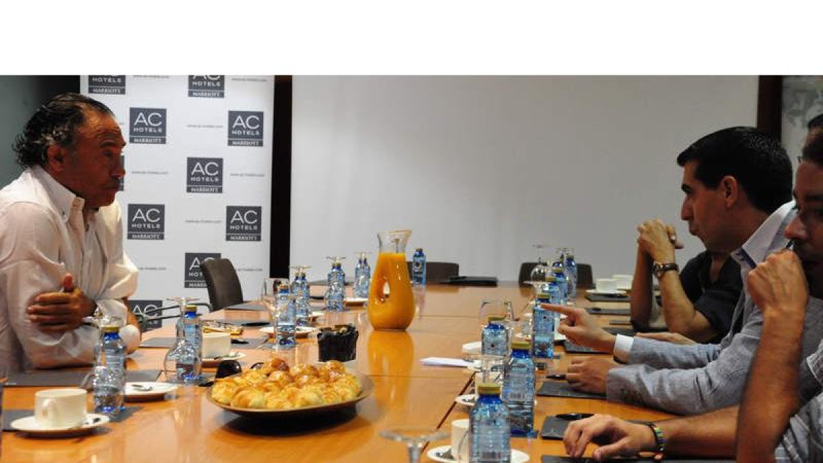 El director general de la Cultural, Felipe Llamazares, durante el desayuno informativo que organizó ayer la entidad culturalista en el hotel AC de León. JAVIER SUÁREZ-QUIÑONES