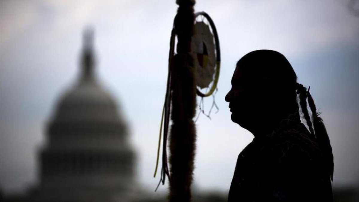 Un miembro de los Sioux de Dakota durante una protesta en Washington en contra de la construccion del oleoducto de Keystone XL en 2014.