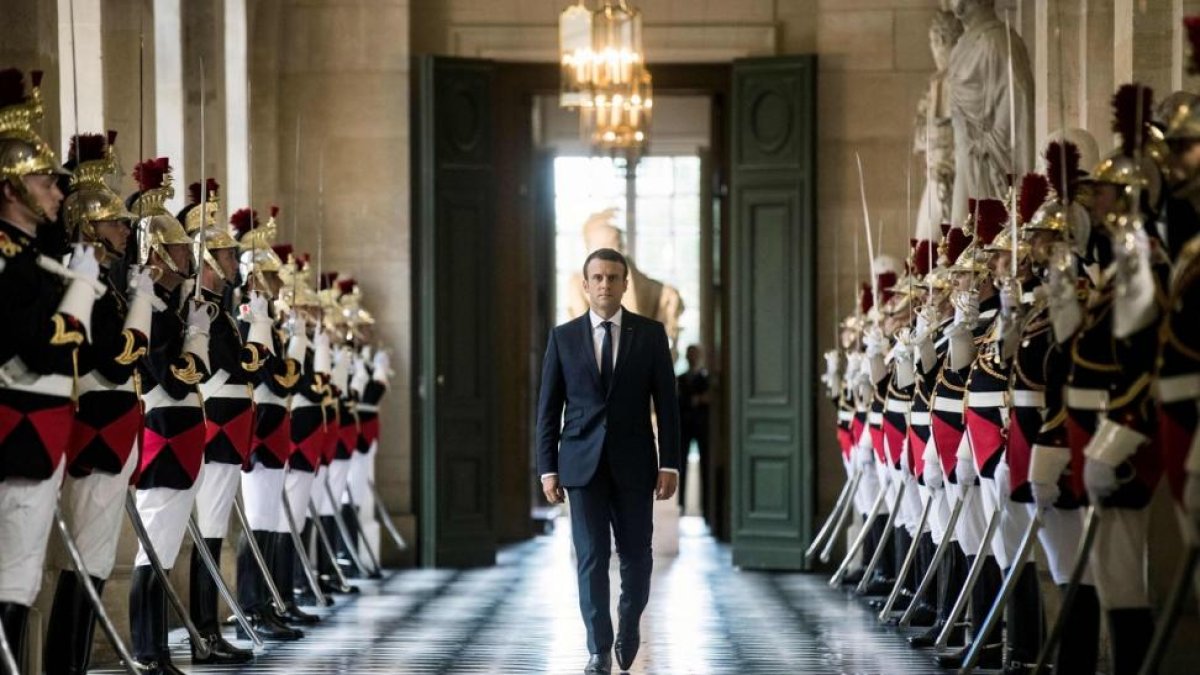 El presidente francés, Emmanuel Macron, camina por la Galería de los Bustos del Palacio de Versalles, en julio pasado.