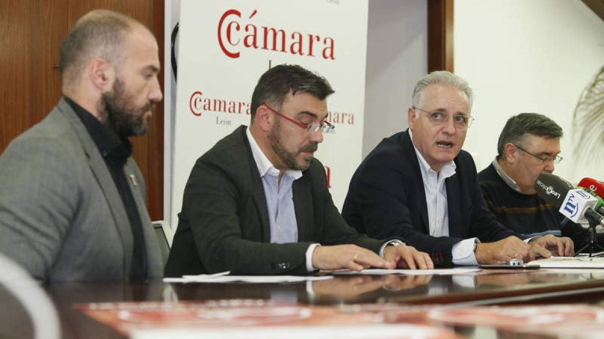 Manolo Martínez, Pedro Llamas y Javier Menéndez, ayer durante la presentación. RAMIRO