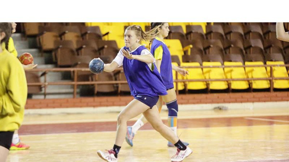 La joven jugadora argentina estaba creciendo en el Cleba y aportando cada vez más. SECUNDINO PÉREZ