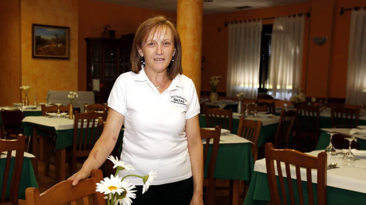 La propietaria del bar restaurante Natal de Castrillo de San Pelayo, Toña Natal, en el interior del amplio comedor del establecimiento, ubicado en la plaza Mayor de la localidad.