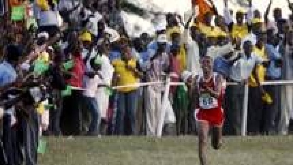 Tadesse cruza la línea de meta tras conseguir la victoria en Mombasa