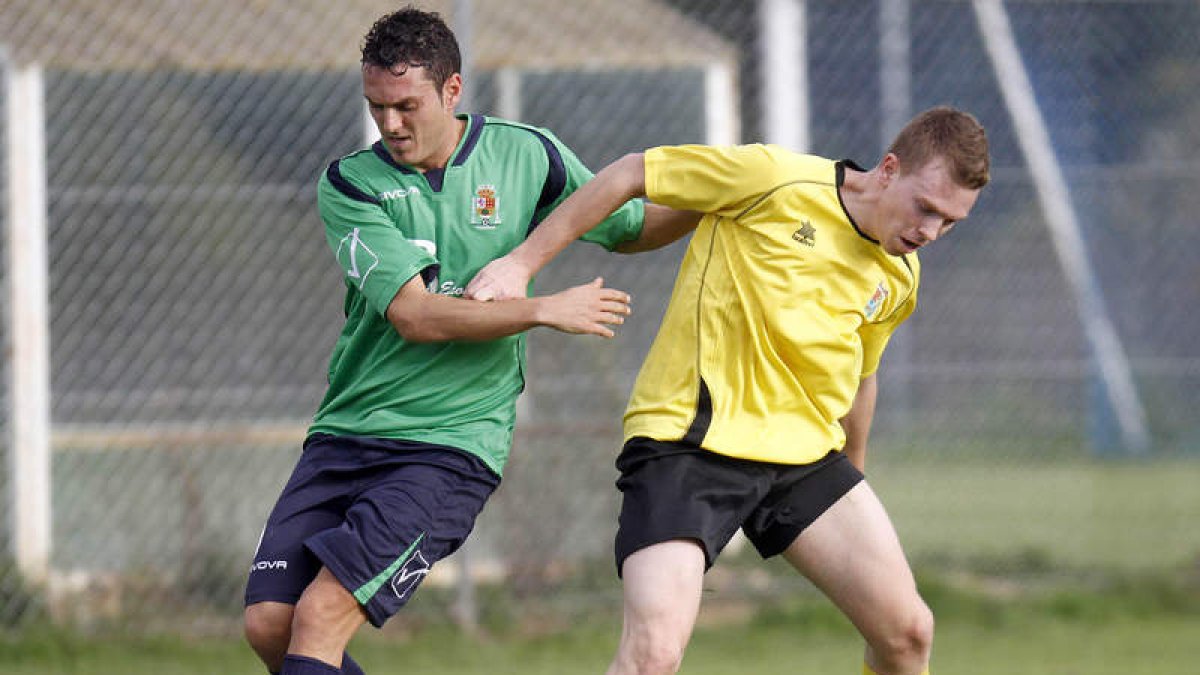 Vila, a la izquierda, falló un penalti.