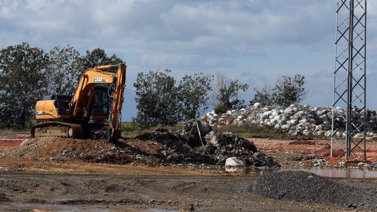 Las máquinas cargan los camiones tras levantarse la paralización cautelar del traslado.