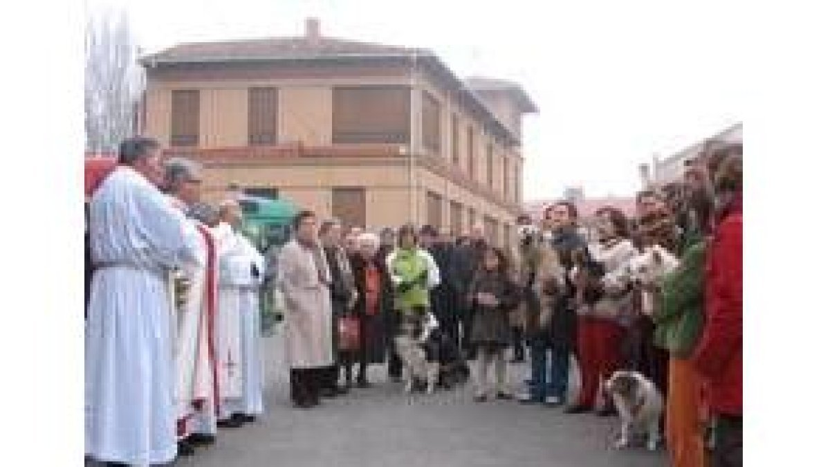 Las mascotas y sus dueños en un momento de la bendición