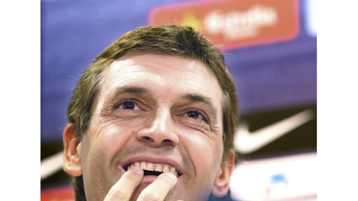 Tito Vilanova, durante la rueda de prensa que ofreció ayer en la ciudad deportiva del Barça.