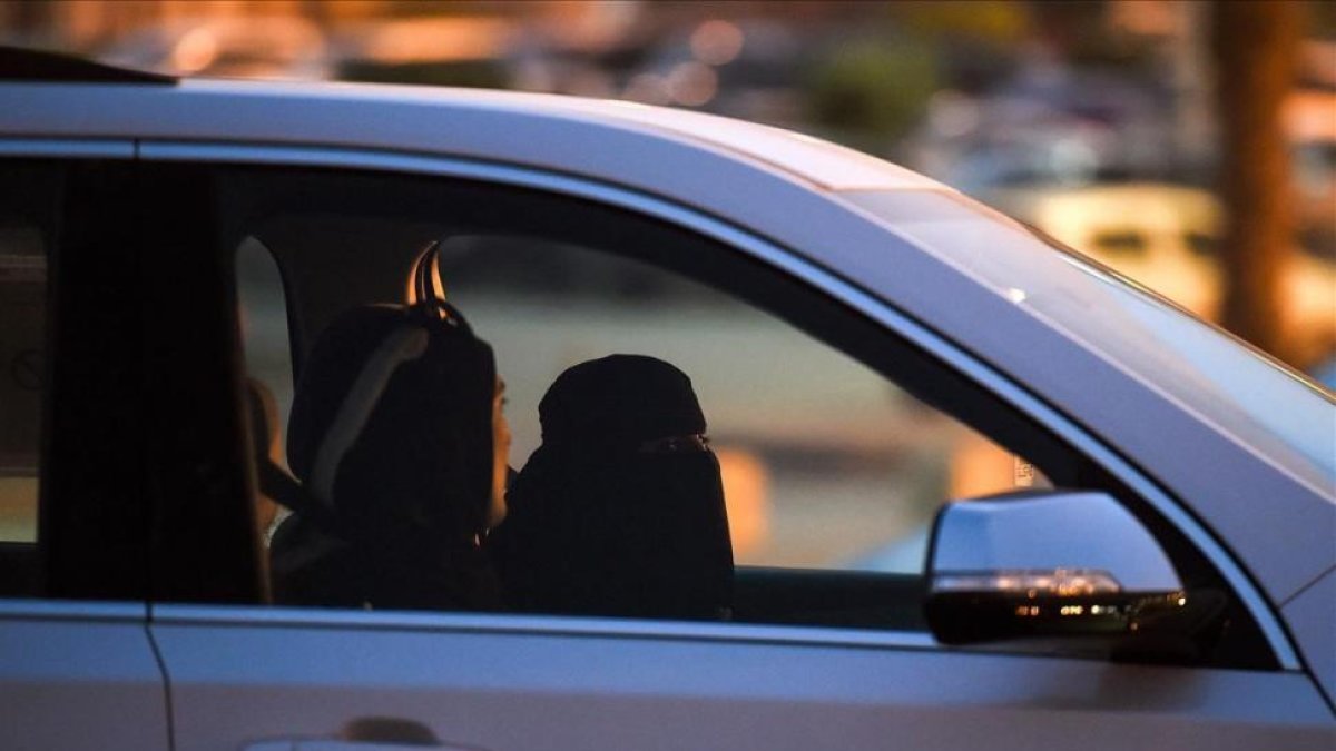 Una mujer saudí aprende a conducir junto a su instructora libanesa, en Riad, el pasado mayo.