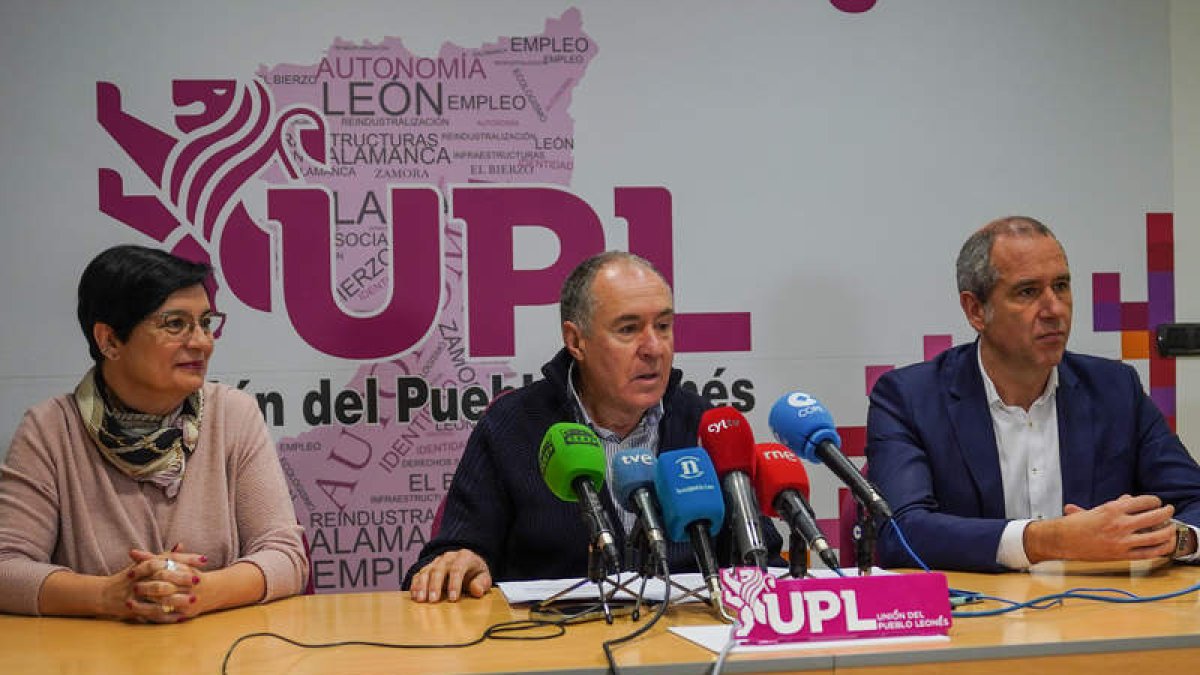 Maite Fernández, López Sendino y Enrique Valdeón. MIGUEL F.B.