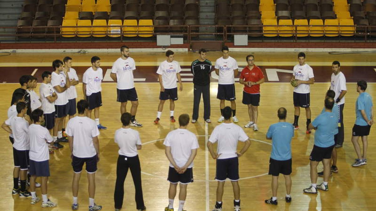 Dani Gordo dirige uno de los primeros entrenamientos de la temporada pasada