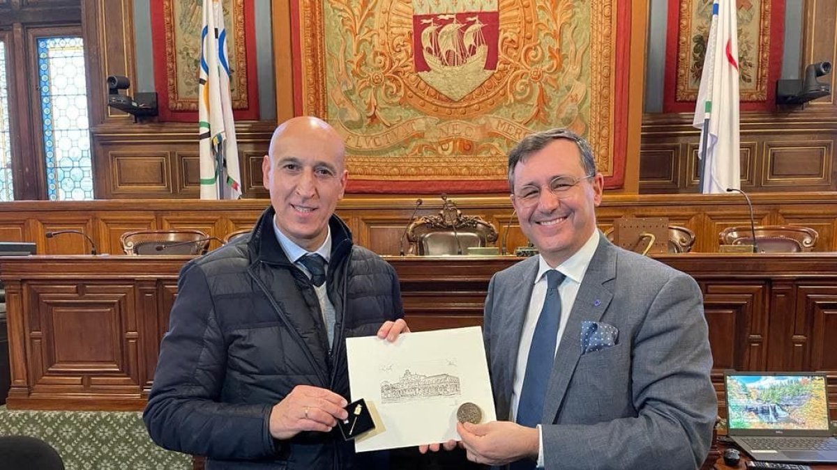 Reunión de José Antonio Diez con el teniente de alcalde del Ayuntamiento de París, Hermano Sanches Ruivo. AYUNTAMIENTO DE LEÓN
